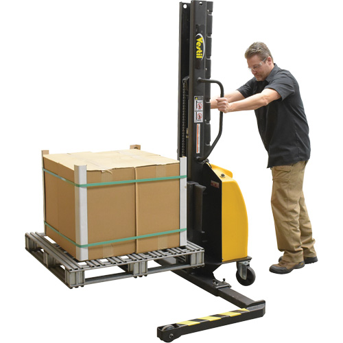 Gerbeur motoris&eacute; avec m&acirc;t &eacute;troit, Fonctionnement &eacute;lectrique, Capacit&eacute; 1000 lb, Lev&eacute;e max 63" Distribution Élite MP