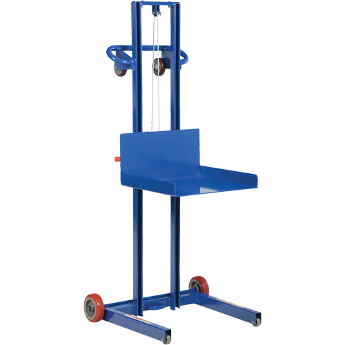 Plateforme &eacute;l&eacute;vatrice &agrave; profil bas pour charge l&eacute;g&egrave;re, M&eacute;canisme Treuil manuel, Capacit&eacute; de 400 lb, Levage max de 55" Distribution Élite MP