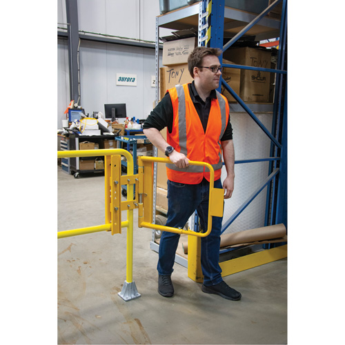 Safety Swing Gate, 21" H x 16" - 26" W Distribution Élite MP