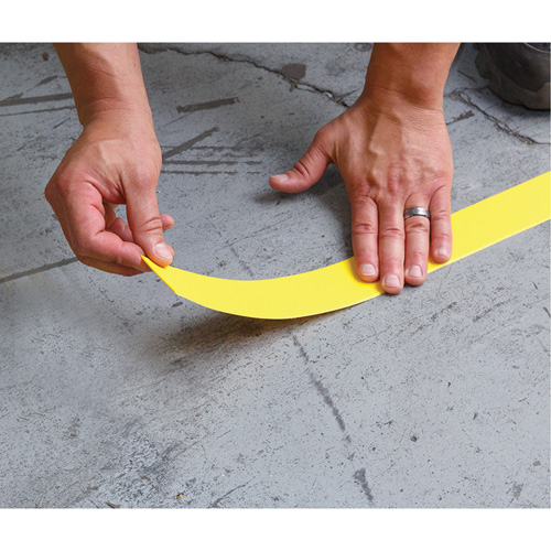 Marqueur robuste pour le sol Tough-Mark, Rectangle, 48" lo x 3" la, Jaune, Poly&eacute;thyl&egrave;ne Distribution Élite MP