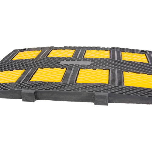 Middle Speed Hump, Rubber, 3' L x 20" W x 2" H Distribution Élite MP