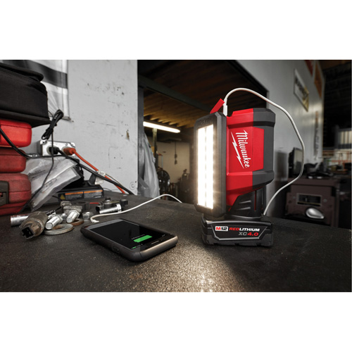 Projecteur &agrave; faisceau large pour entretien et r&eacute;paration avec chargeur USB M12 Rover, DEL, 700 lumens Distribution Élite MP