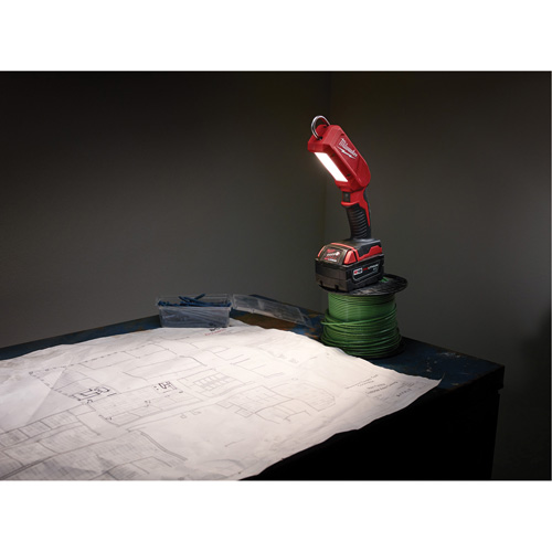 B&acirc;ton lumineux M18, Crochet, Rechargeable, 300 lumens Distribution Élite MP