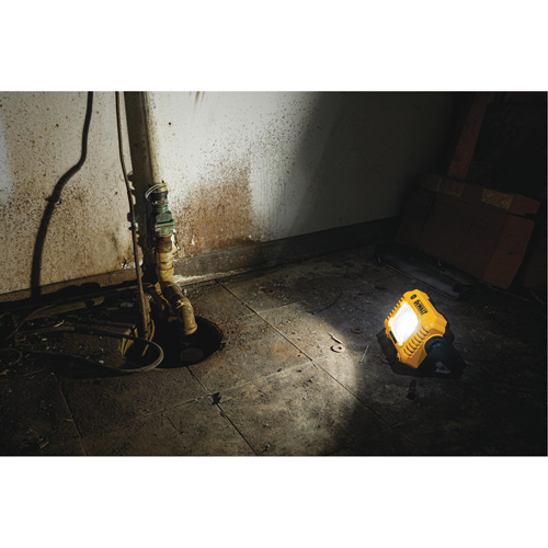 Lampe d'&eacute;clairage direct compact 12V/20V Max, DEL, 2000 Lumens Distribution Élite MP