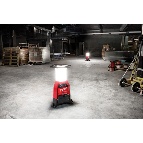 Lampe de chantier M18 Radius et chargeur avec One-Key, DEL, 4800/9000/2500 lumens, Boîtier en Plastique Distribution Élite MP