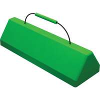 Cale de roue pour avion Checkers Safety SafeRay avec poign&eacute;e &agrave; c&acirc;ble, Ur&eacute;thane, Vert fluorescent, 24" la x 8" p x 6" h Distribution Élite MP