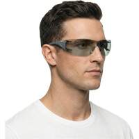 Lunettes de s&eacute;curit&eacute; Adapt Lite, Lentille Int&eacute;rieur/ext&eacute;rieur, Antibu&eacute;e/Anti-&eacute;gratignures, ANSI Z87+/R&eacute;pond ou surpasse la norme CSA Z94.3 Distribution Élite MP