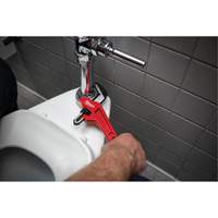 Cl&eacute; &agrave; tuyau hexagonale coud&eacute;e en acier, Cap des m&acirc;choires 2-5/8", Longueur 10-1/2", Fini Rev&ecirc;tement en poudre, Prise Ergonomique Distribution Élite MP