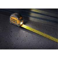 Ruban &agrave; mesurer TOUGHSERIES &agrave; lampe, 26'/8 m, Marques de goujon Imp&eacute;rial & m&eacute;trique Distribution Élite MP