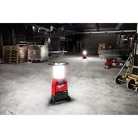 Lampe de chantier M18 Radius et chargeur avec One-Key, DEL, 4800/9000/2500 lumens, Boîtier en Plastique Distribution Élite MP